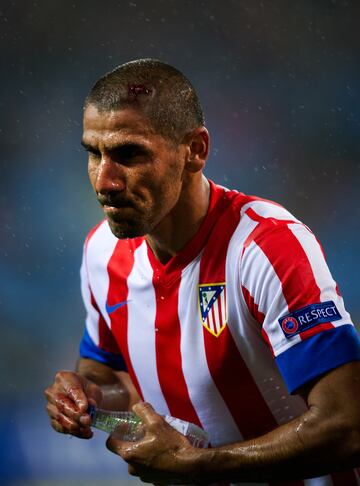 El primer central que lleg¨® al Atl¨¦tico de Simeone fue Cata D¨ªaz (San Fernando del Valle, Argentina, 1979). El club rojiblanco pag¨® 1 mill¨®n al Getafe por el veterano defensa, que jug¨® 22 partidos entre Liga, Copa y Europa League y acab¨® encar¨¢ndose con un grupo de hinchas rojiblancos en el Calder¨®n antes de marcharse a Boca Juniors.