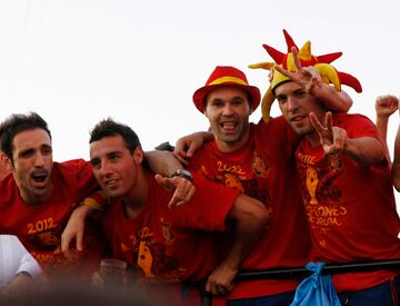 Juanfran, Cazorla, Iniesta y Jordi Alba por las calles de Madrid celebrado la consecución de la Eurocopa de 2012.