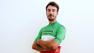 El ciclista Alberto Bettiol posa con los colores de campeón de Italia en el maillot del Astana-Qazaqstan