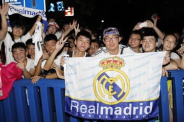 Cientos de aficionados chinos recibieron al Real Madrid.