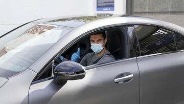 Diego González, llegando a La Rosaleda en su vehículo.