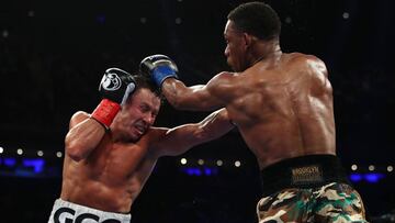 Gennady Golovkin y Daniel Jacobs intercambian golpes durante su combate en el Madison Square Garden.