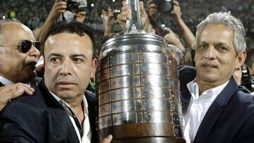 Reinaldo Rueda levantando la Copa Libertadores conseguida con Atl&eacute;tico Nacional