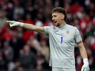 El portero rumano Andrei Radu da indicaciones durante el partido de la repesca para el Mundial 2026 entre su selección y Turquía disputado en Estambul.