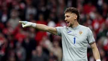 El portero rumano Andrei Radu da indicaciones durante el partido de la repesca para el Mundial 2026 entre su selección y Turquía disputado en Estambul.