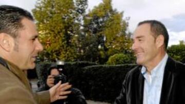 <b>FELIZ. </b>Víctor Fernández saluda a Momparlet a su llegada a Sevilla para firmar con el Betis.