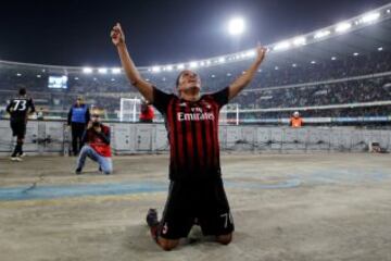 Un remate del colombiano que se desvió en Dainelli terminó en el tercer gol para el Milan.