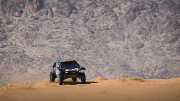 YANBU (ARABIA SAUDÍ), 16/01/2026.- Nasser Al-Attiyah dejó sentenciado el Dakar en coches con una victoria incontestable en la etapa 12, disputada sobre un exigente trazado de 311 kilómetros entre Al-Henakiyah y Yanbu cronometrados entre dunas, pistas rápidas y zonas de navegación compleja. El catarí, que no necesitaba arriesgar con su Dacia, se dio un homenaje y dominó para acercarse a su sexto Touareg.-EFE/ A.S.O./A.Vincent/DPPI***SOLO USO EDITORIAL/SOLO DISPONIBLE PARA ILUSTRAR LA NOTICIA QUE ACOMPAÑA (CRÉDITO OBLIGATORIO)***