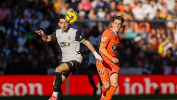 Franco Cervi pugna con el balón con Diego López durante el encuentro contra el Valencia en Mestalla.