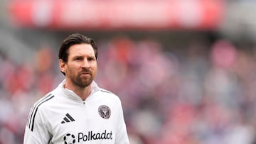 CHICAGO, ILLINOIS - APRIL 13: Lionel Messi #10 of Inter Miami CF warms up the MLS match between Chicago Fire FC and Inter Miami CF at Soldier Field on April 13, 2025 in Chicago, Illinois. Patrick McDermott/Getty Images/AFP (Photo by Patrick McDermott / GETTY IMAGES NORTH AMERICA / Getty Images via AFP)