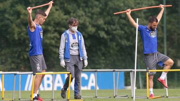 Fernando Vázquez controlando a Çolak y Montero durante el entrenamiento del Deportivo de este miércoles.