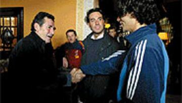 <b>ANUNCIO Y VISITA DE MIGUEL RÍOS</b>. La Selección ocupó la mañana en rodar un anuncio de su patrocinador Mahou y recibir la visita del cantante granadino Miguel Ríos, que vive al lado de su hotel.