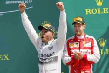 Lewis Hamilton celebra la victoria en el podio con el tercer clasificado Sebastian Vettel.