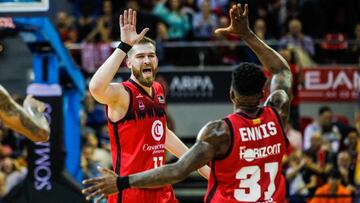 Nemanja Radovic choca los cinco con Dylan Ennis.
