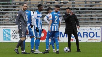 Rub&eacute;n de la Barrera, hablando con sus jugadores tras la derrota en Coruxo (2-0).