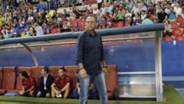 Joaqu&iacute;n Caparr&oacute;s, entrenador del Levante, durante el pasado partido de su equipo contra el Valladolid.