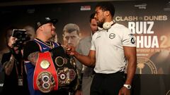 Andy Ruiz, a la izquierda, posa junto a Anthony Joshua, a la derecha, durante la presentaci&oacute;n del &#039;Combate de las Dunas&#039;.
 