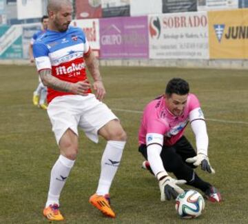 Israel Torres atrapa el balón.