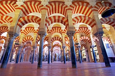 Esta impresionante mezquita alberga arte e historia a partes iguales y junto con La Alhambra es uno de los monumentos más visitados de Andalucía. Según el Cabildo Catedralicio el complejo fue visitado por 2,19 millones de personas. 