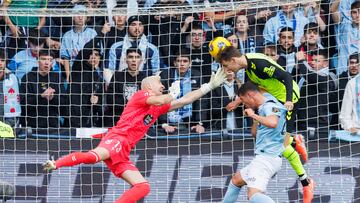 Diego Llorente, jugador del Betis, marca de cabeza contra el Celta en Balaídos.