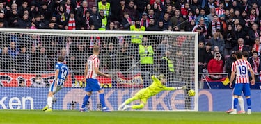Sorloth marca de cabeza el 1-0 al Alavés. 
