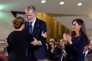 El rey Felipe de España saluda a Virginia Ortiz, familiar de una víctima del municipio de Letur, mientras la reina Letizia aplaude.
