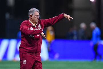 Gerardo Martino da indicaciones a sus jugadores durante un partido de la Selección Mexicana.