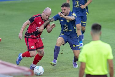 Isaac Palazón 'Isi' pugna un balón Javi Galán.