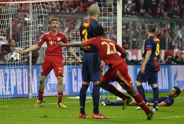 El Bayern del triplete, con Robben y Ribery desatados y Müller y Mario Gómez como estiletes, pasó por encima de un Barça en el que Messi estaba jugando tan disminuido que ni siquiera salió a jugar en el partido de vuelta. El partido acabó 4-0 pero pudo ser mucho peor para los azulgrana, que luego perderían 0-3 en la vuelta y parecieron cerrar un ciclo pese a haber ganado LaLiga. Luego, después de un aciago curso 2013-14, la era Messi se prolongó.