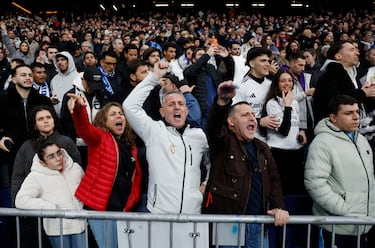 Protestas de la afición del Real Madrid cuando los jugadores del club blanco han salido al terreno de juego.