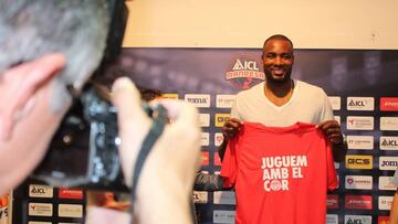 Ibaka con la camiseta de la campaña de abonados del Manresa.