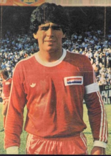 Maradona debutó profesionalmente el 20 de octubre de 1976 con la camiseta de Argentinos Juniors en la derrota 0-1 ante Talleres de Córdoba.