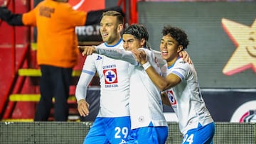 MEX1530. TIJUANA (MÉXICO), 31/01/2025.- Luka Romero (c), Carlos Rotondi (i) y Amaury Morales de Cruz Azul celebran un gol este viernes, durante un partido de la quinta jornada del Torneo Clausura 2025 de la Liga MX entre Tijuana y Cruz Azul en el estadio Caliente en Tijuana (México). EFE/ Alejandro Zepeda