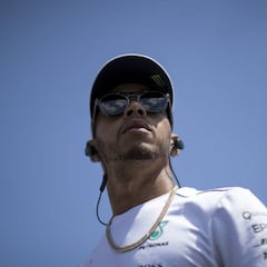 Hamilton se queja: "Ferrari ha renunciado menos al equipo"