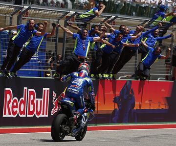 Álex Rins ha ganado en Texas batiendo en el duelo por el triunfo a Valentino Rossi.