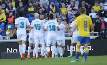 Los jugadores del Real Madrid celebrando el gol 0-3 de Gareth Bale de penalti 