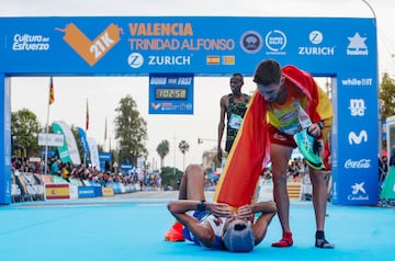 Chiki Pérez (1h02:22) ayudando a un atleta, tras cruzar meta.