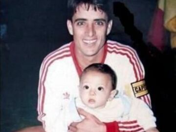 Javier Hernández 'Chicharito' en brazos de su padre Javier Hernández 'Chícharo'.