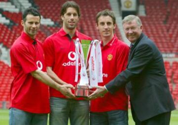 Ryan Giggs, Ruud van Nistelrooy, Gary Neville y Sir Alex Ferguson con la Vodaphone Cup 2004.