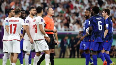 Doha (Qatar), 29/11/2022.- Referee Antonio Mateu talks to players during the FIFA World Cup 2022 group B soccer match between Iran and the USA at Al Thumama Stadium in Doha, Qatar, 29 November 2022. (Mundial de Fútbol, Estados Unidos, Catar) EFE/EPA/Abedin Taherkenareh