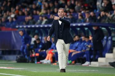 Javi Calleja, entrenador del Levante, da instrucciones dentro de su área técnica.