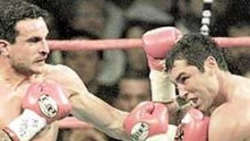 <b>SUEÑO AMERICANO. </b>Castillejo ante De la Hoya en 2002, en Las Vegas.