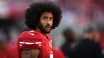 Colin Kaepernick observa durante un partido de esta temporada ante los Tampa Bay Buccaneers en el Levi&#039;s Stadium de Santa Clara, California.