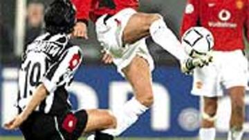 La presión que hizo el United en los primeros minutos fue fundamental para que ganara el partido. La Juventus carece de un conductor en el juego y Del Piero no estaba en el campo para empezar a concebir el juego.
El Madrid no haría mal presionando en la medular para provocar que los italianos pierdan rápido la pelota e intentar tenerla lo máximo posible.