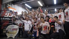 Marc M&aacute;rquez celebra con su equipo el Mundial logrado en Motegi. 