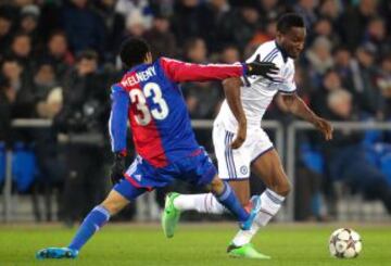 Mohamed Elneny y John Mikel Obi durante el partidop del grupo E de la Liga de Campeones que se disputa en el estadio St. Jakob-Park de Basilea, Suiza.