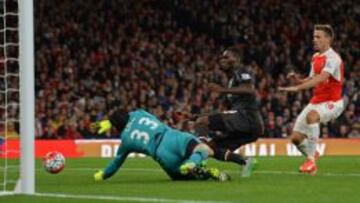 Cech negó a Benteke un gol casi en la línea.
