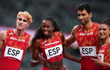 El equipo de 4x400 bate el r¨¦cord de Espa?a y se mete en la final. Con 3:13.29 se meten tras descalificaciones de otros atletas. Laura Bueno, Samuel S¨¢nchez, Bernat Garc¨ªa y Sara Gallego han sido los corredores espa?oles.