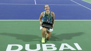 DUBAI (United Arab Emirates), 22/02/2025.- Winner Mirra Andreeva of Russia poses with her trophy after winning the final match against Clara Tauson of Denmark at the Dubai Tennis Championships, in Dubai, United Arab Emirates, 22 February 2025. (Tenis, Dinamarca, Rusia, Emiratos Árabes Unidos) EFE/EPA/ALI HAIDER