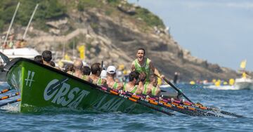 Los chicos de la trainera de Hondarribia revalidan el t¨ªtulo del a?o pasado en la Bandera de la Concha masculina.